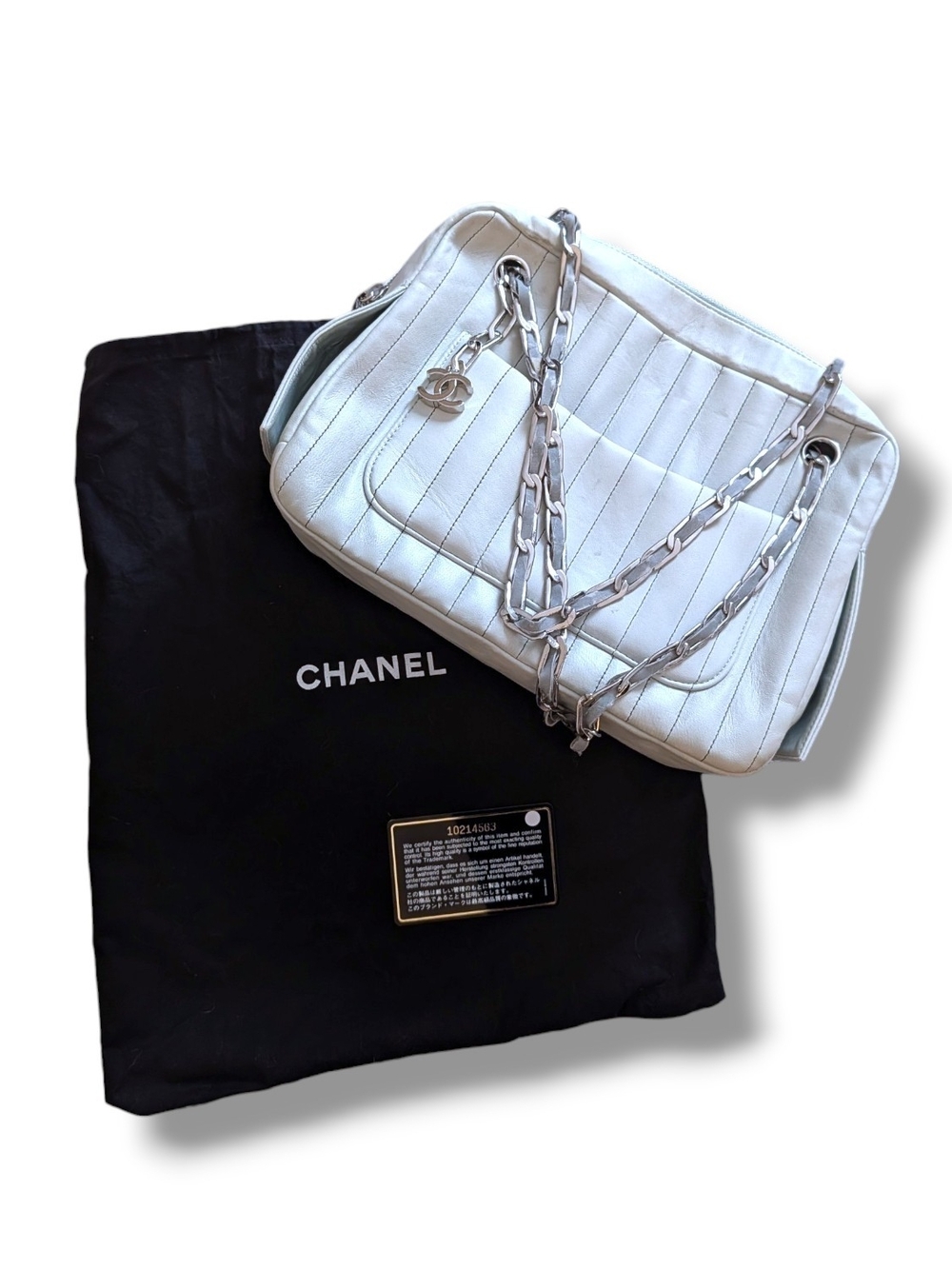 CHANEL White Quilted Shoulder Bag with Silver Chain